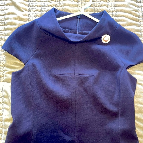 Audrey Hepburn style classy a-line black lined dress with pearl brooch embelish - Picture 6 of 6